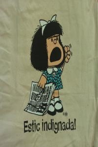 BOLSA ESTIC INDIGNADA - CAT | 9788862128803 | QUINO | Llibreria Huch - Llibreria online de Berga 
