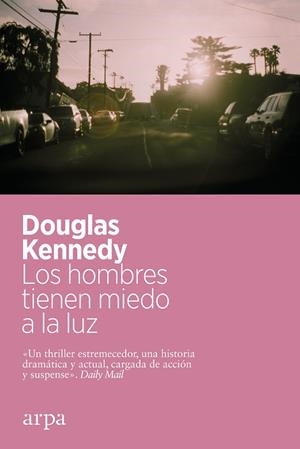 HOMBRES TIENEN MIEDO A LA LUZ, LOS | 9788418741463 | KENNEDY, DOUGLAS | Llibreria Huch - Llibreria online de Berga 