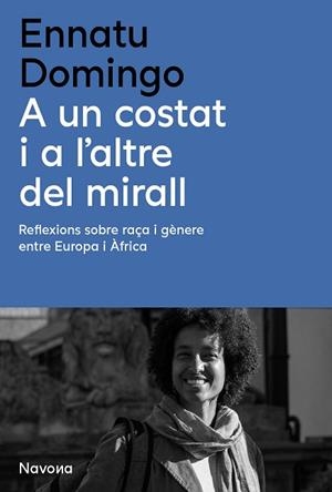 A UN COSTAT I A L'ALTRE DEL MIRALL | 9788410180314 | DOMINGO, ENNATU | Llibreria Huch - Llibreria online de Berga 